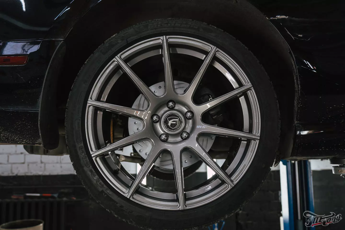 Техническое обслуживание Ford Mustang, установка усиленной тормозной системы, окрас и керамика дисков